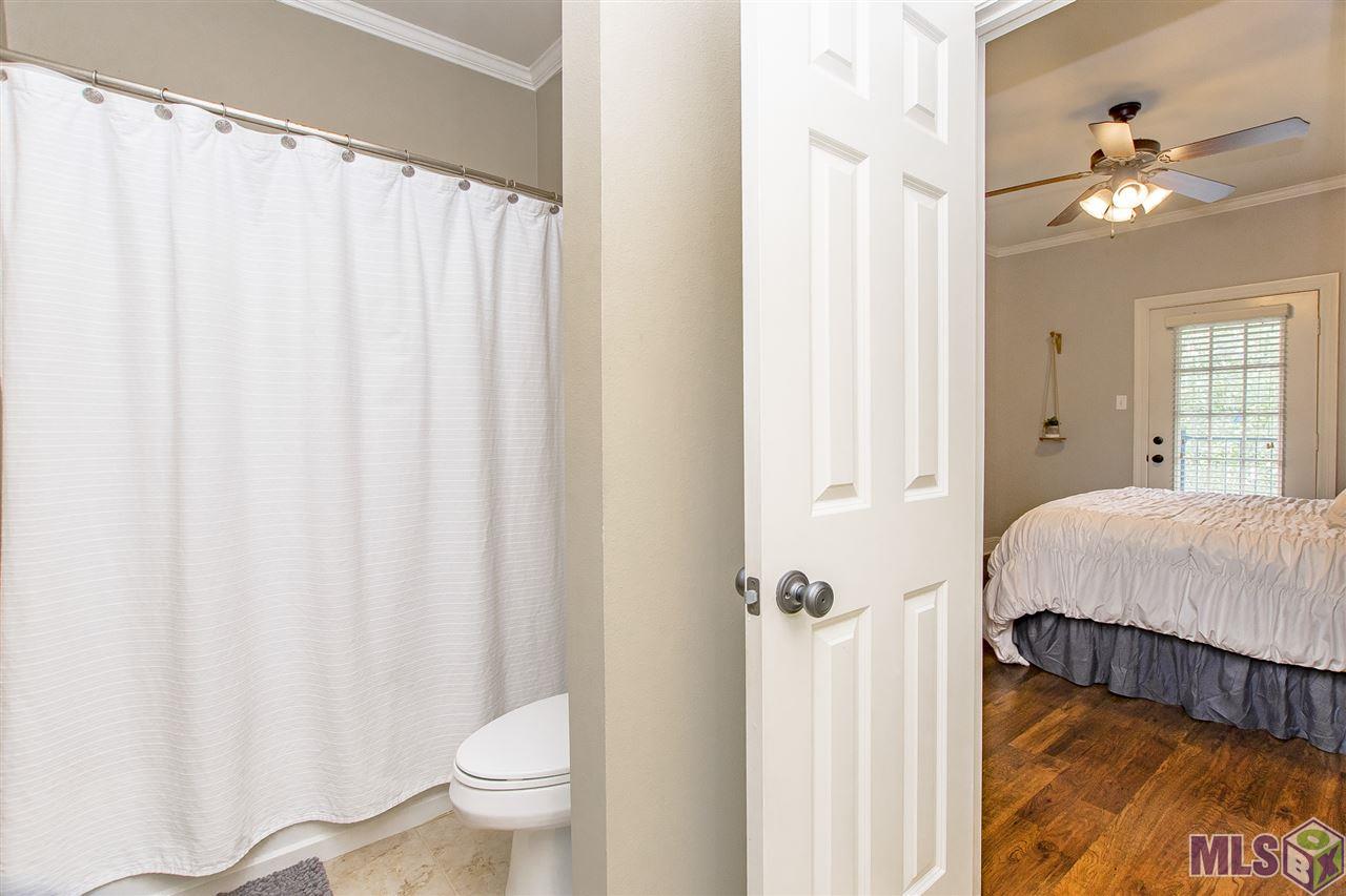 828 Meadow Bend Drive, Unit G Baton Rouge, LA 70820 - Photo 22 of 28 Master ensuite bath