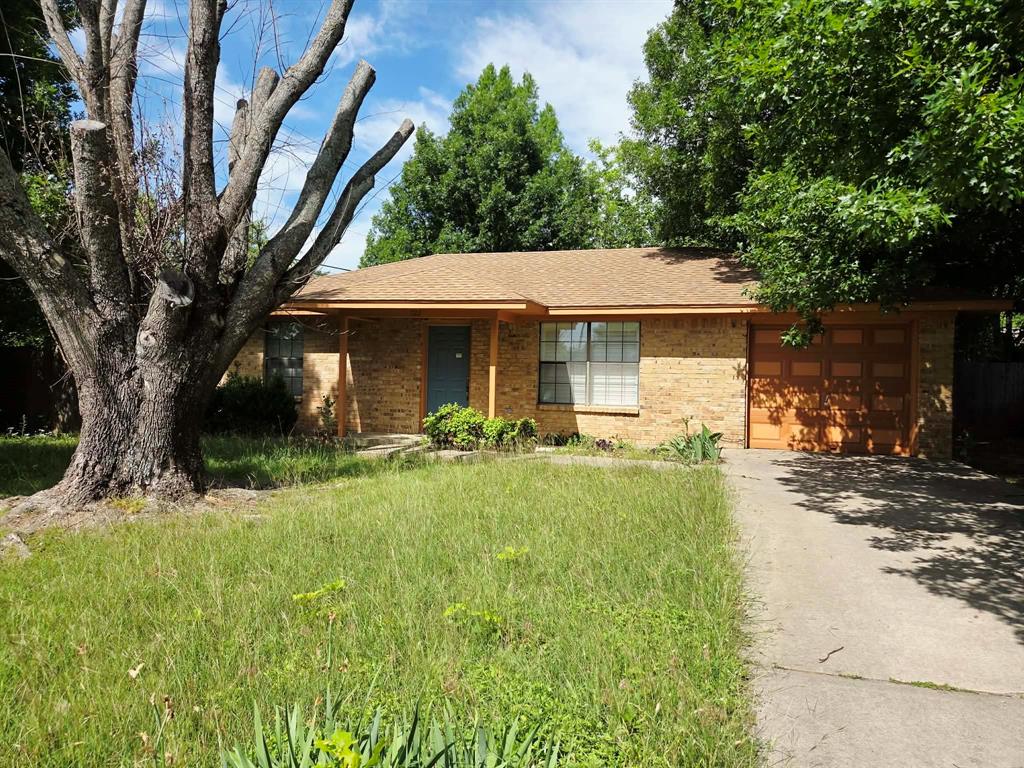 722 South Church Street Pilot Point, TX 76258 - Photo 2 of 37 a front view of a house with yard and green space