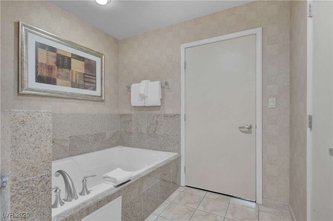 211 East Flamingo Road, Unit 1211 Las Vegas, NV 89169 - Photo 13 of 22 Separate Tub