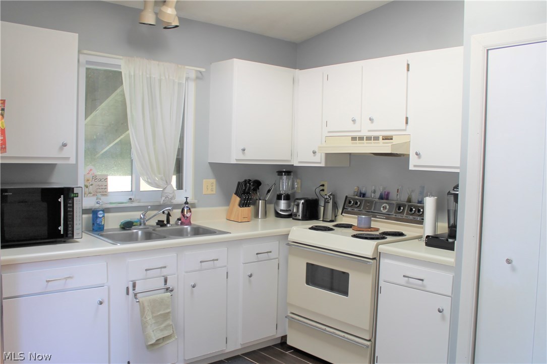 3545 Franklin Road Stow, OH 44224 - Photo 2 of 21 New Kitchen floor and resurfaced cabinets.