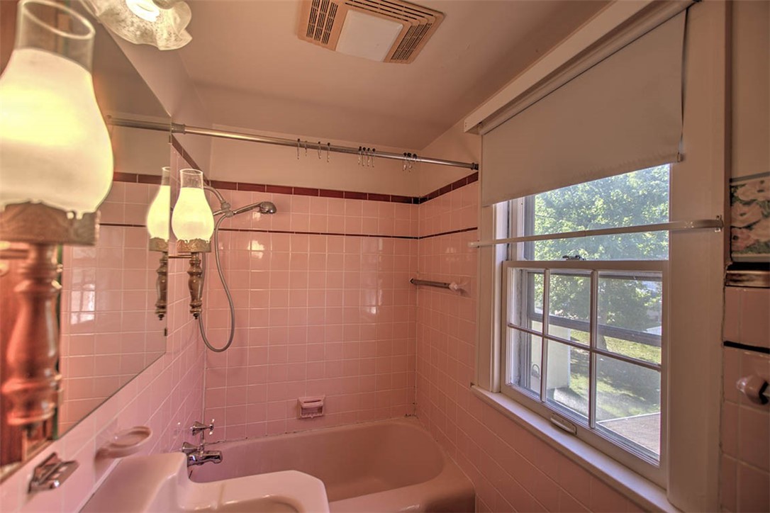 435 North Summit Avenue Decatur, IL 62522 - Photo 23 of 33 a bathroom with a shower