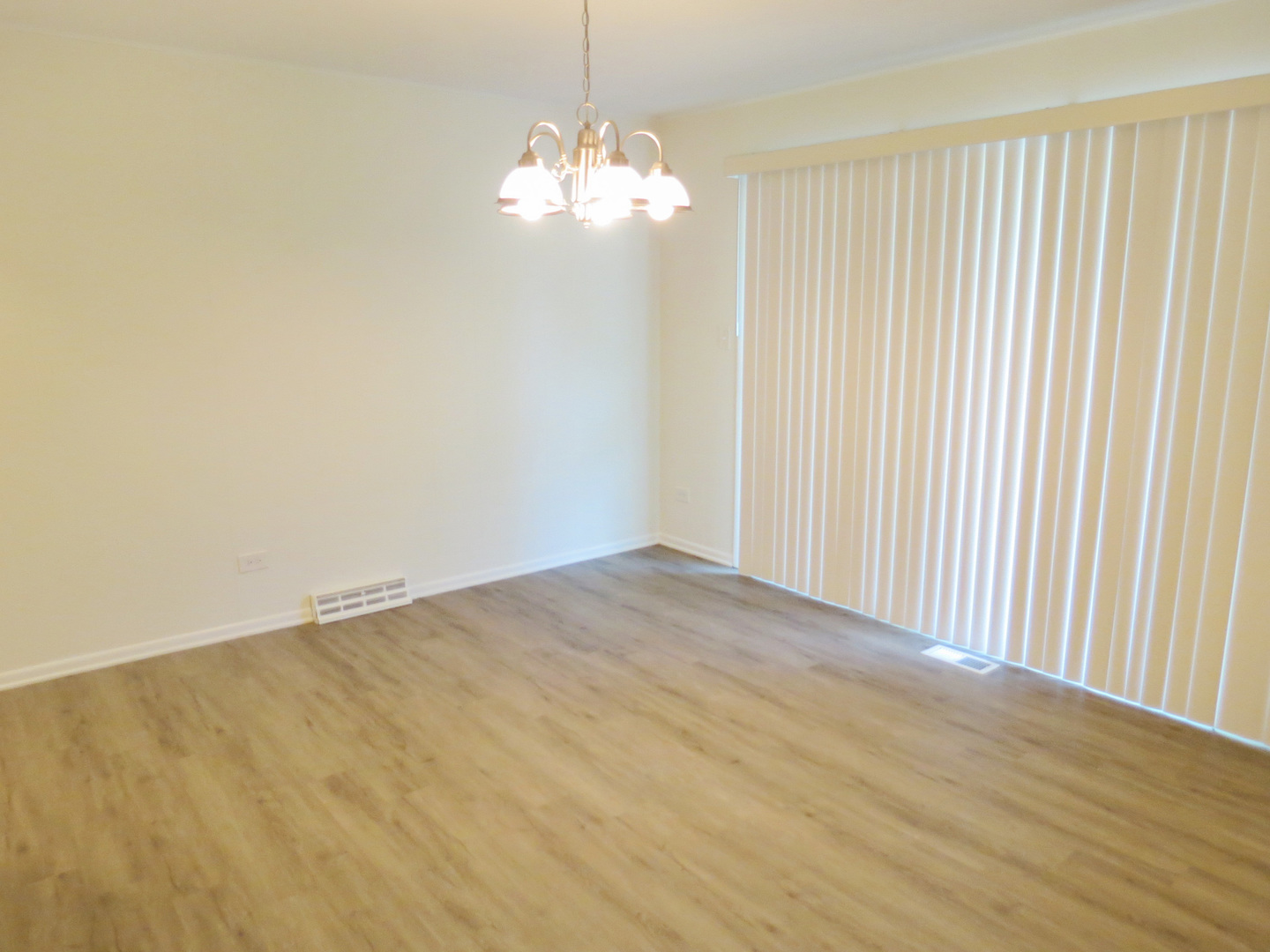 12970 McCarthy Road Lemont, IL 60439 - Photo 20 of 46 a view of empty room with window