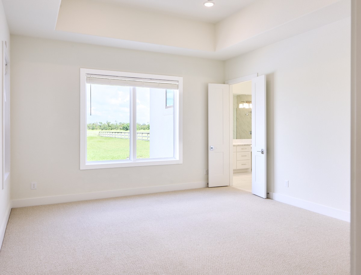 7911 Stratford Hall Drive Rosharon, TX 77583 - Photo 13 of 34 an empty room with windows and closet