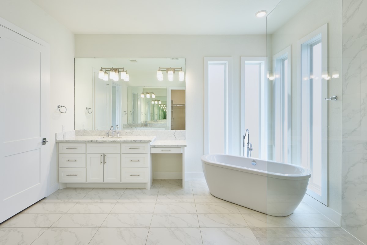 7911 Stratford Hall Drive Rosharon, TX 77583 - Photo 15 of 34 a bathroom with a tub sink and mirror
