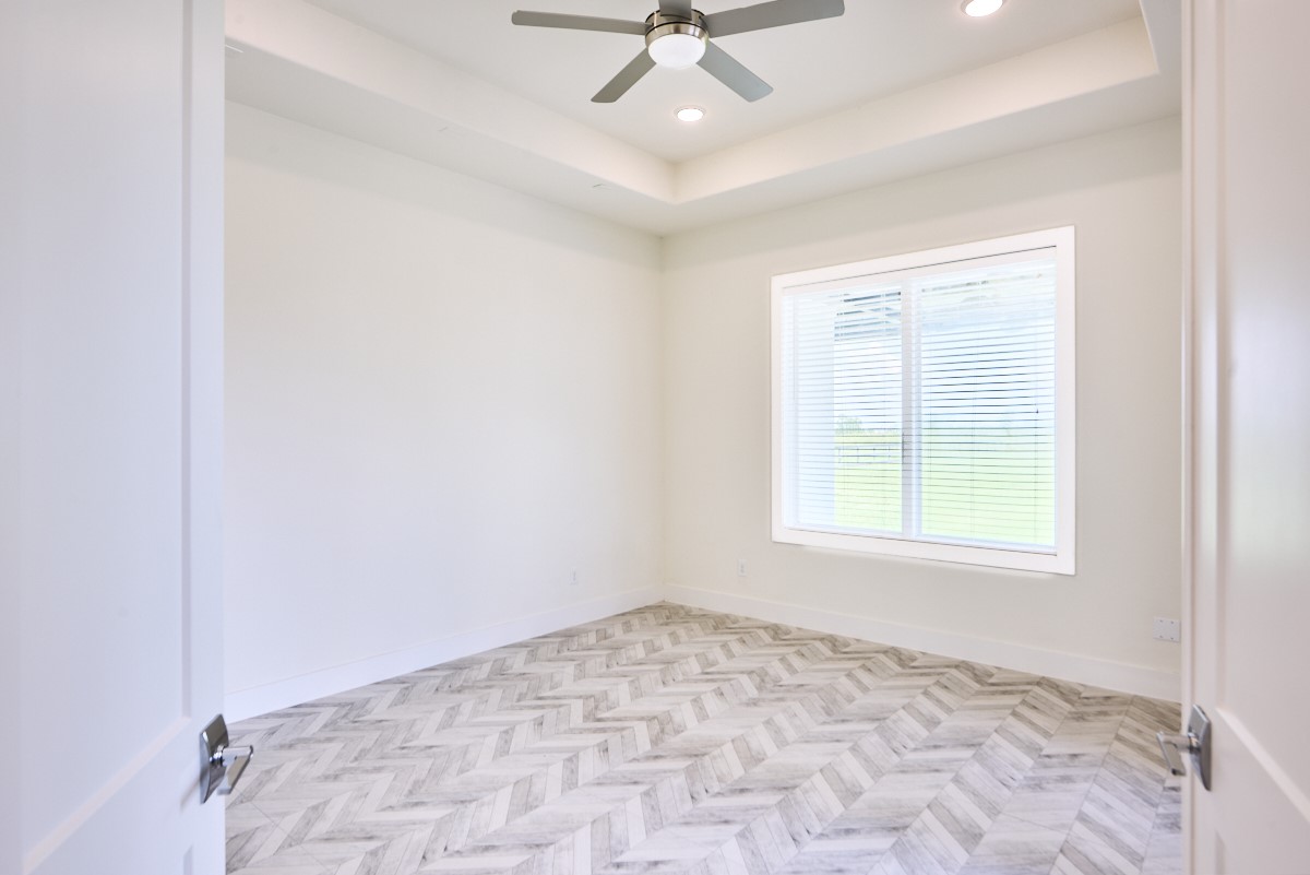7911 Stratford Hall Drive Rosharon, TX 77583 - Photo 19 of 34 an empty room with a ceiling fan and window