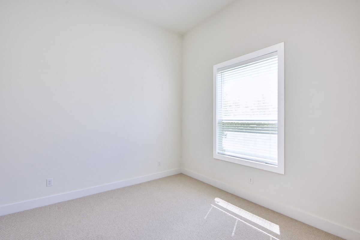 7911 Stratford Hall Drive Rosharon, TX 77583 - Photo 21 of 34 an empty room with a window