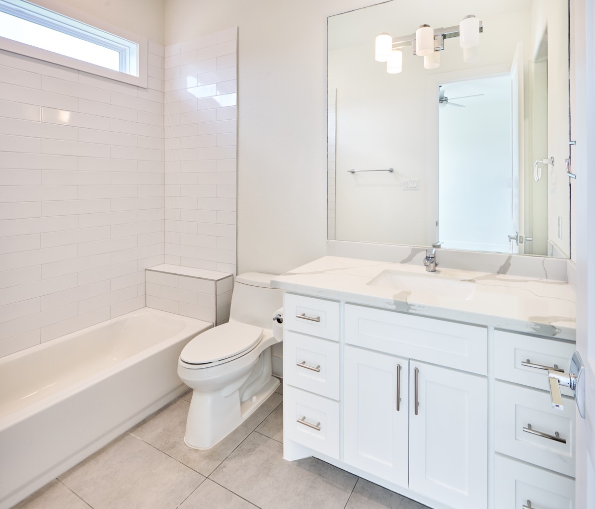 7911 Stratford Hall Drive Rosharon, TX 77583 - Photo 26 of 34 a bathroom with a sink a toilet and a bathtub