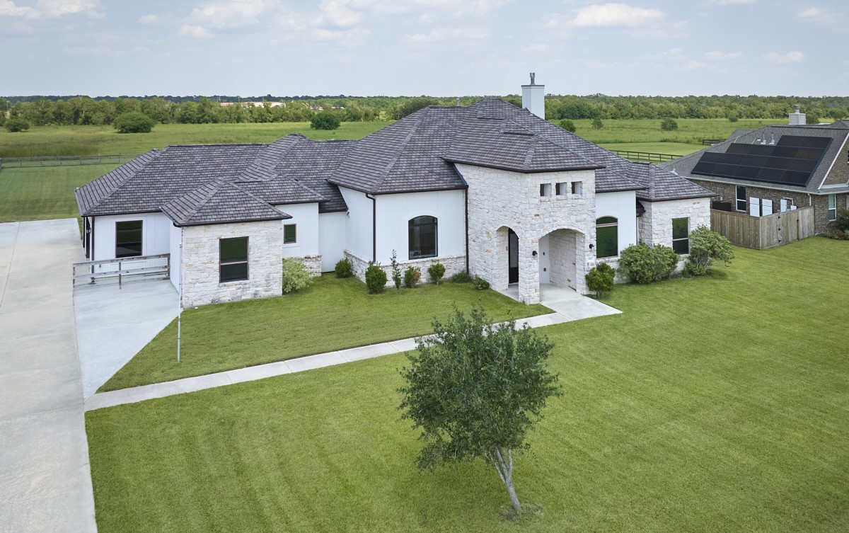 7911 Stratford Hall Drive Rosharon, TX 77583 - Photo 34 of 34 a front view of a house with garden