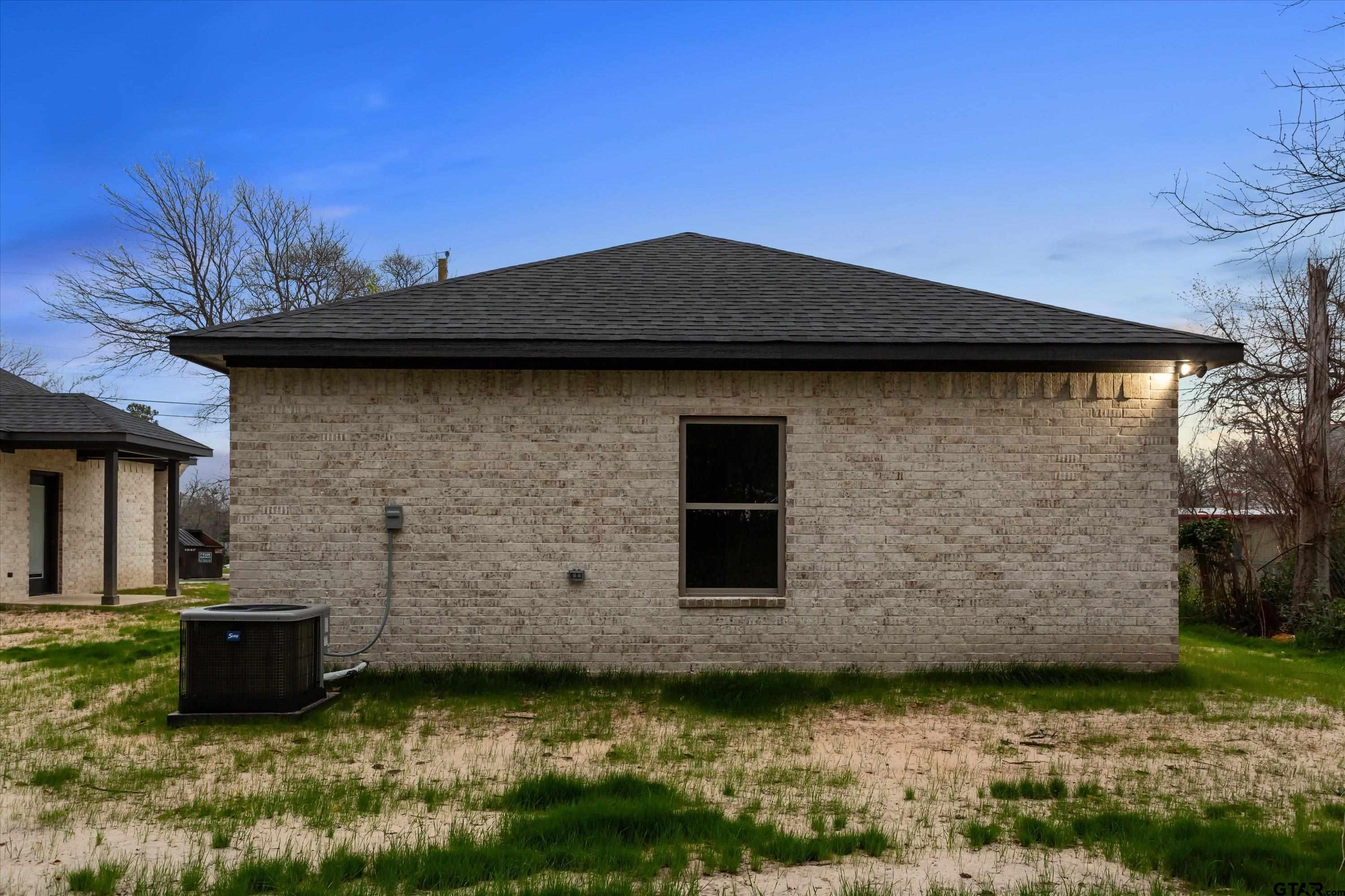 927 Nell Avenue Tyler, TX 75701 - Photo 4 of 20 a backyard of a house with lots of green space