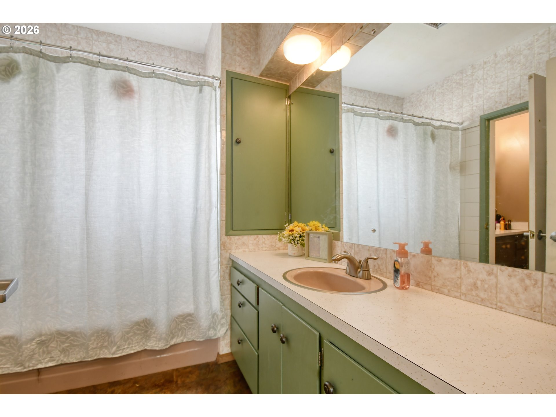 607 Southwest Court Avenue Pendleton, OR 97801 - Photo 19 of 48 a bathroom with a double vanity sink and a mirror