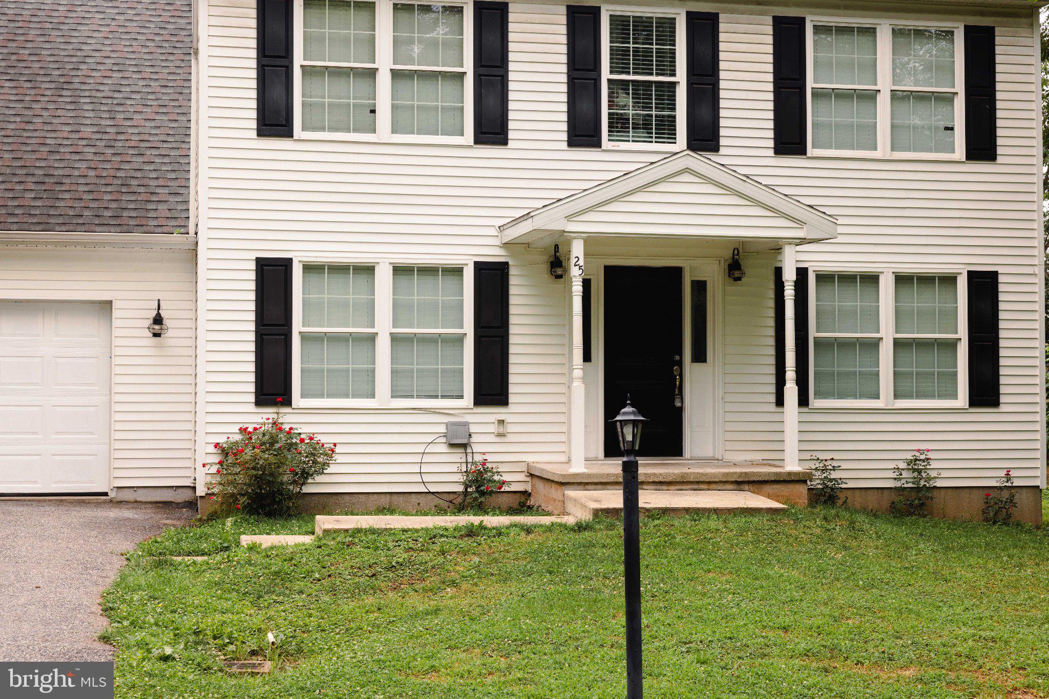 25 Killinger Road Etters, PA 17319 - Photo 4 of 25 Charming home with inviting entrance.