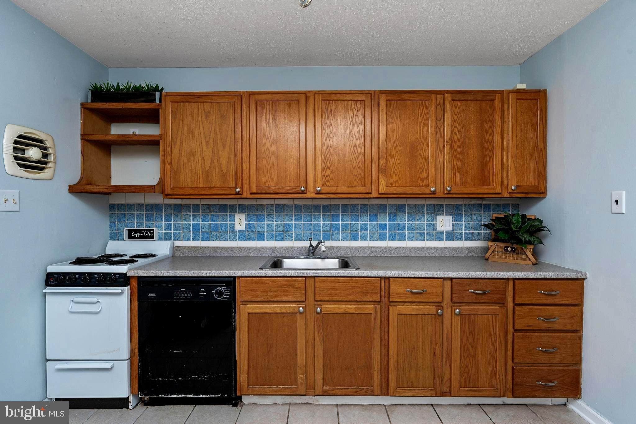 341 Larch Road Mount Laurel, NJ 08054 - Photo 9 of 21 Straight on Kitchen Picture