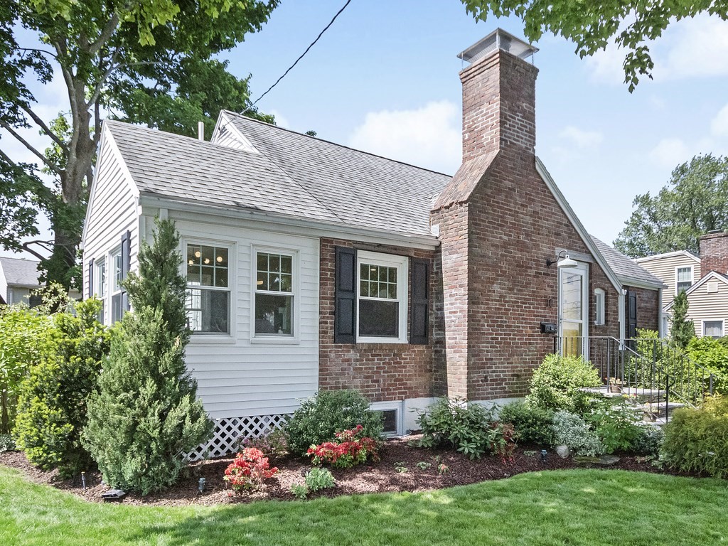 16 Douglas Road Waltham, MA 02453 - Photo 3 of 39 Gallery Image 3