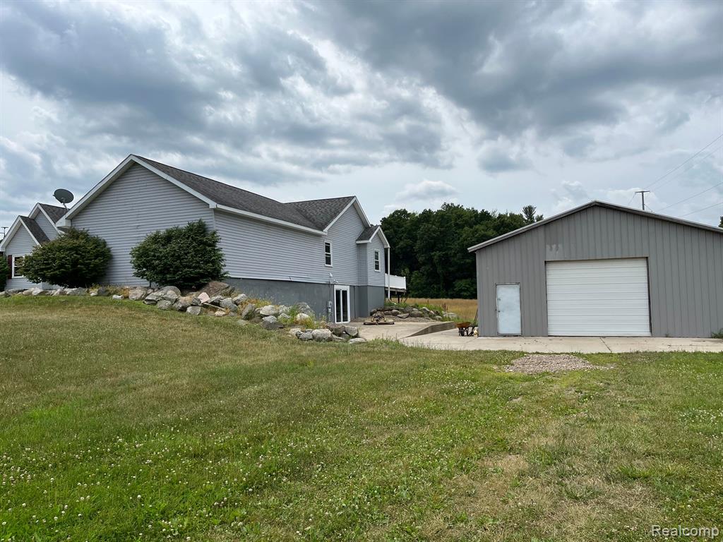 8245 Hartland Road Fenton, MI 48430 - Photo 3 of 39