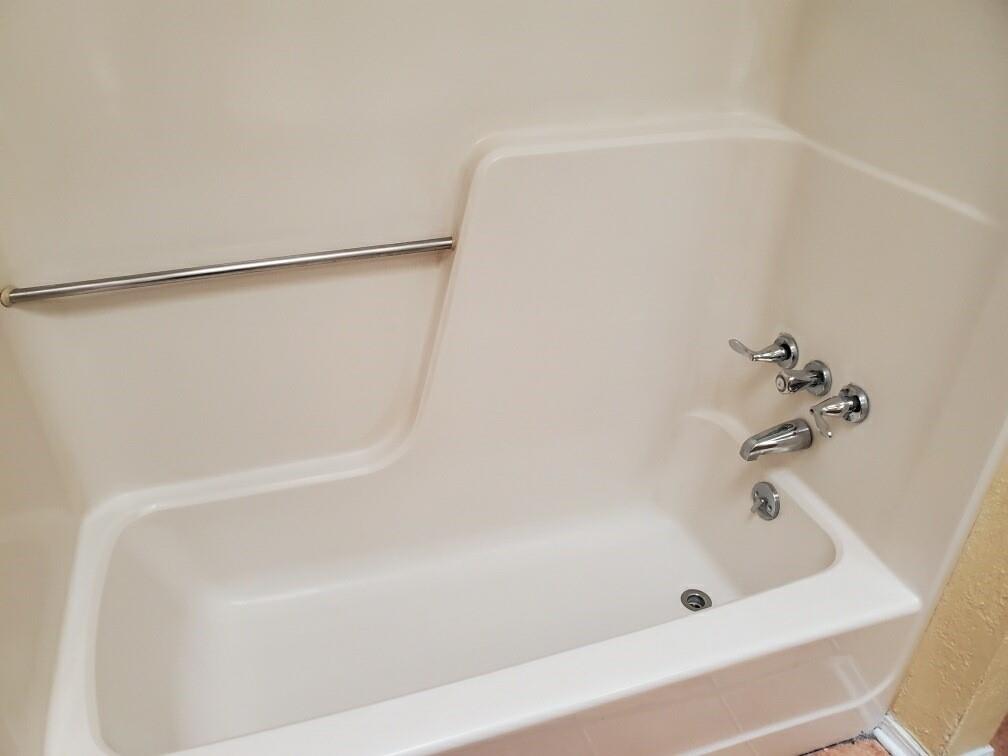 2882 Mackey Lane Shreveport, LA 71118 - Photo 11 of 13 a bathroom with a bathtub