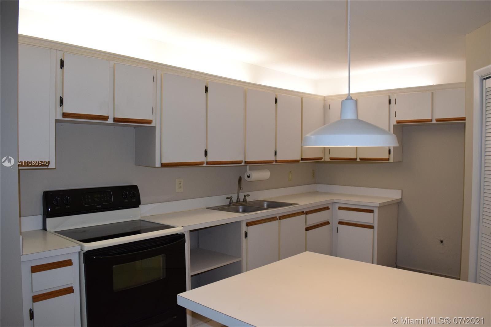 579 Racquet Club Road, Unit 10 Weston, FL 33326 - Photo 12 of 31