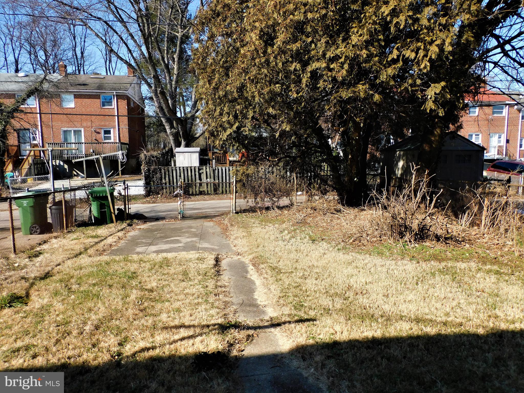 616 Queensgate Road Baltimore, MD 21229 - Photo 30 of 31 Fully fenced in rear yard