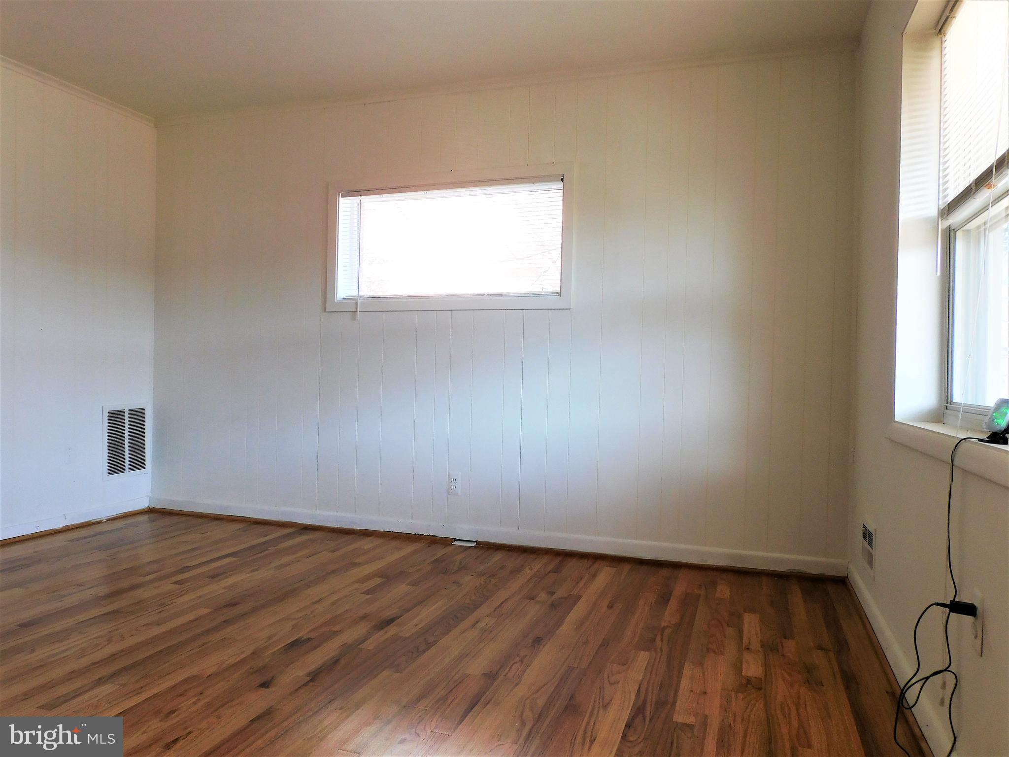 616 Queensgate Road Baltimore, MD 21229 - Photo 5 of 31 Living room