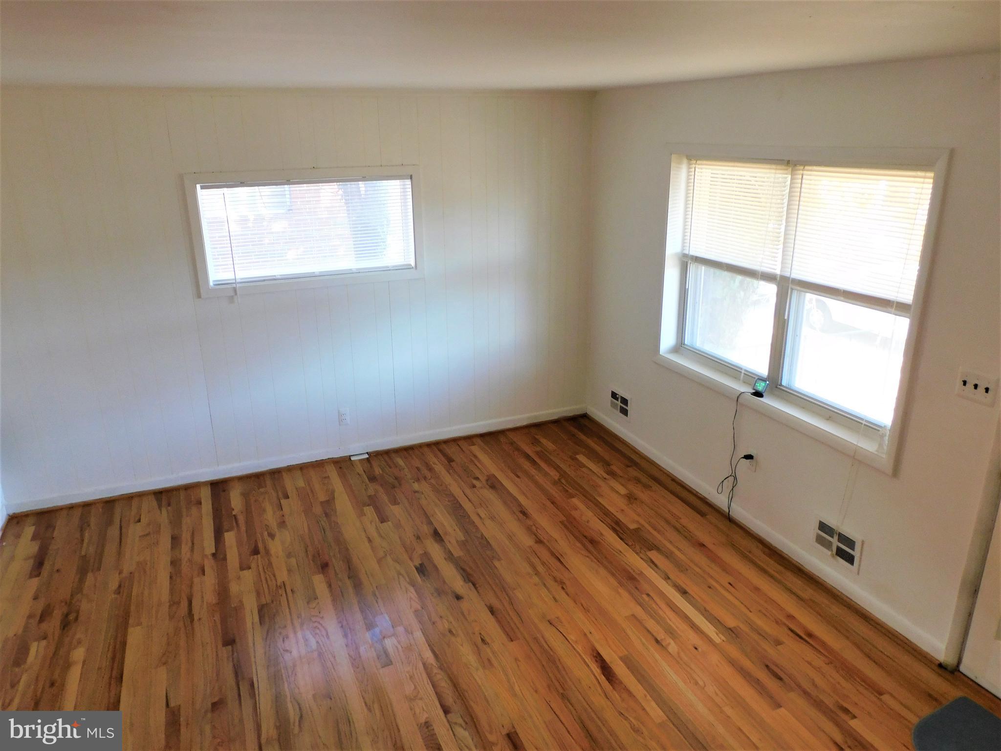 616 Queensgate Road Baltimore, MD 21229 - Photo 6 of 31 Light filled living room