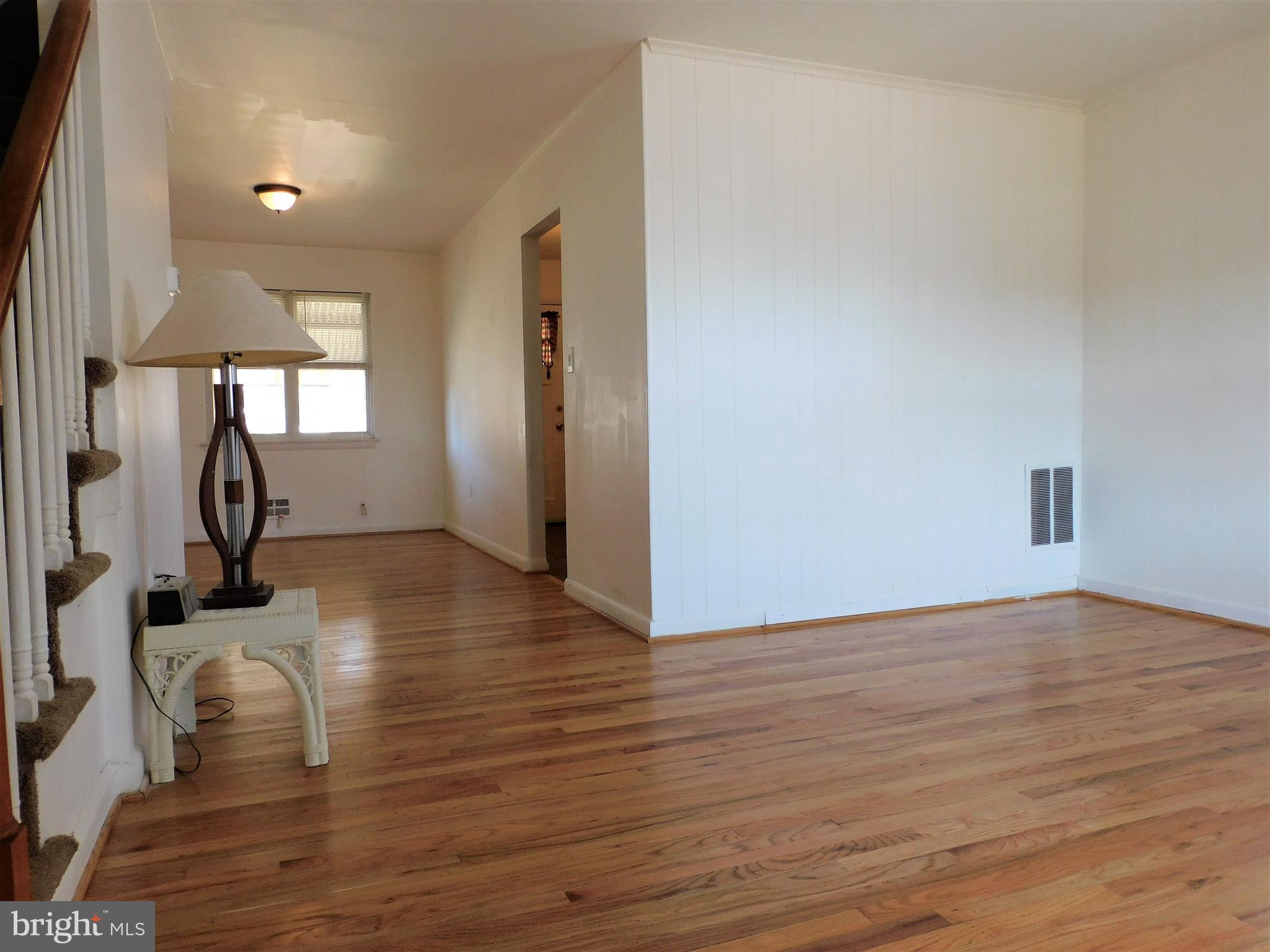 616 Queensgate Road Baltimore, MD 21229 - Photo 7 of 31 Living room