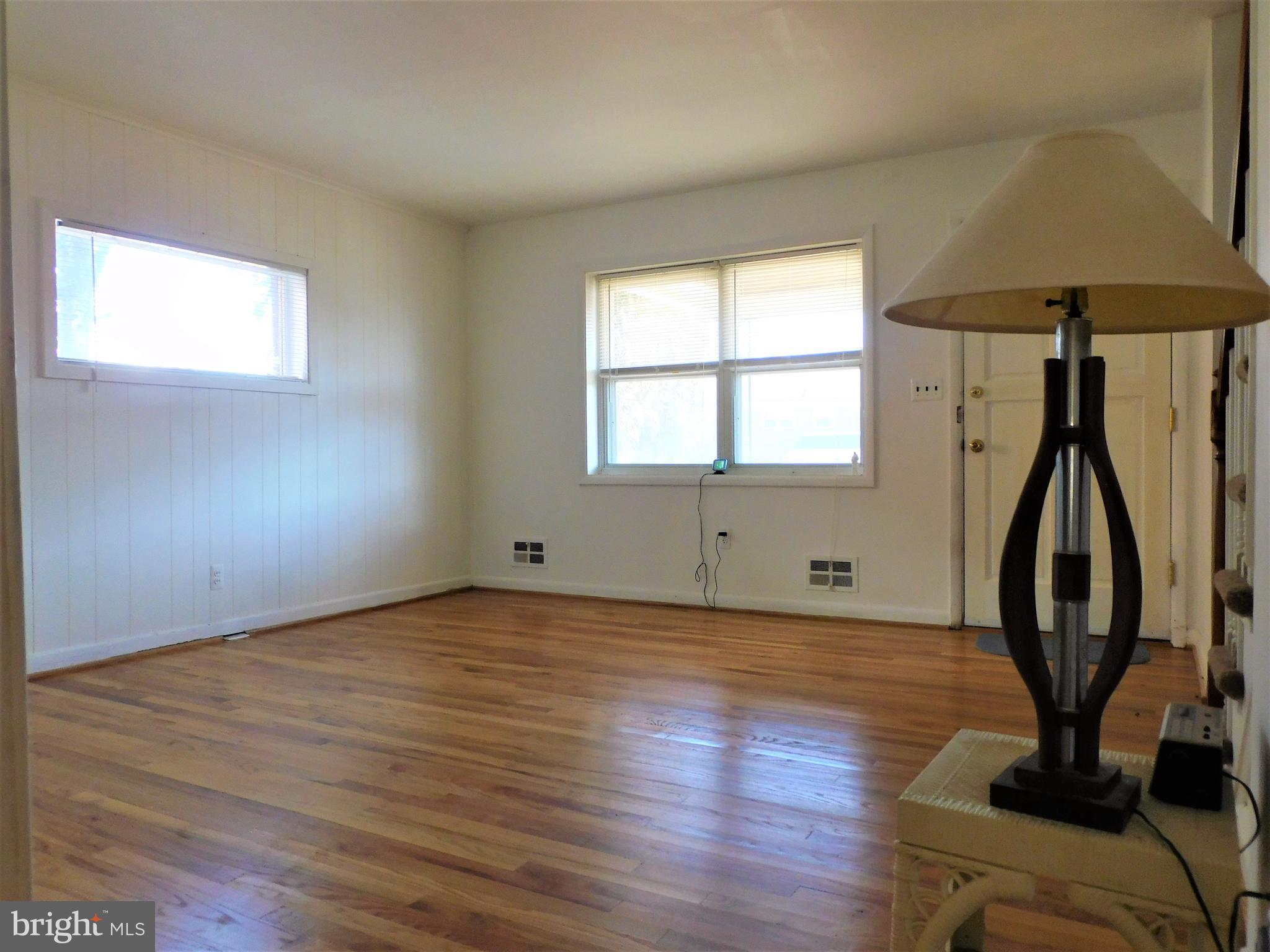 616 Queensgate Road Baltimore, MD 21229 - Photo 8 of 31 Spacious living room