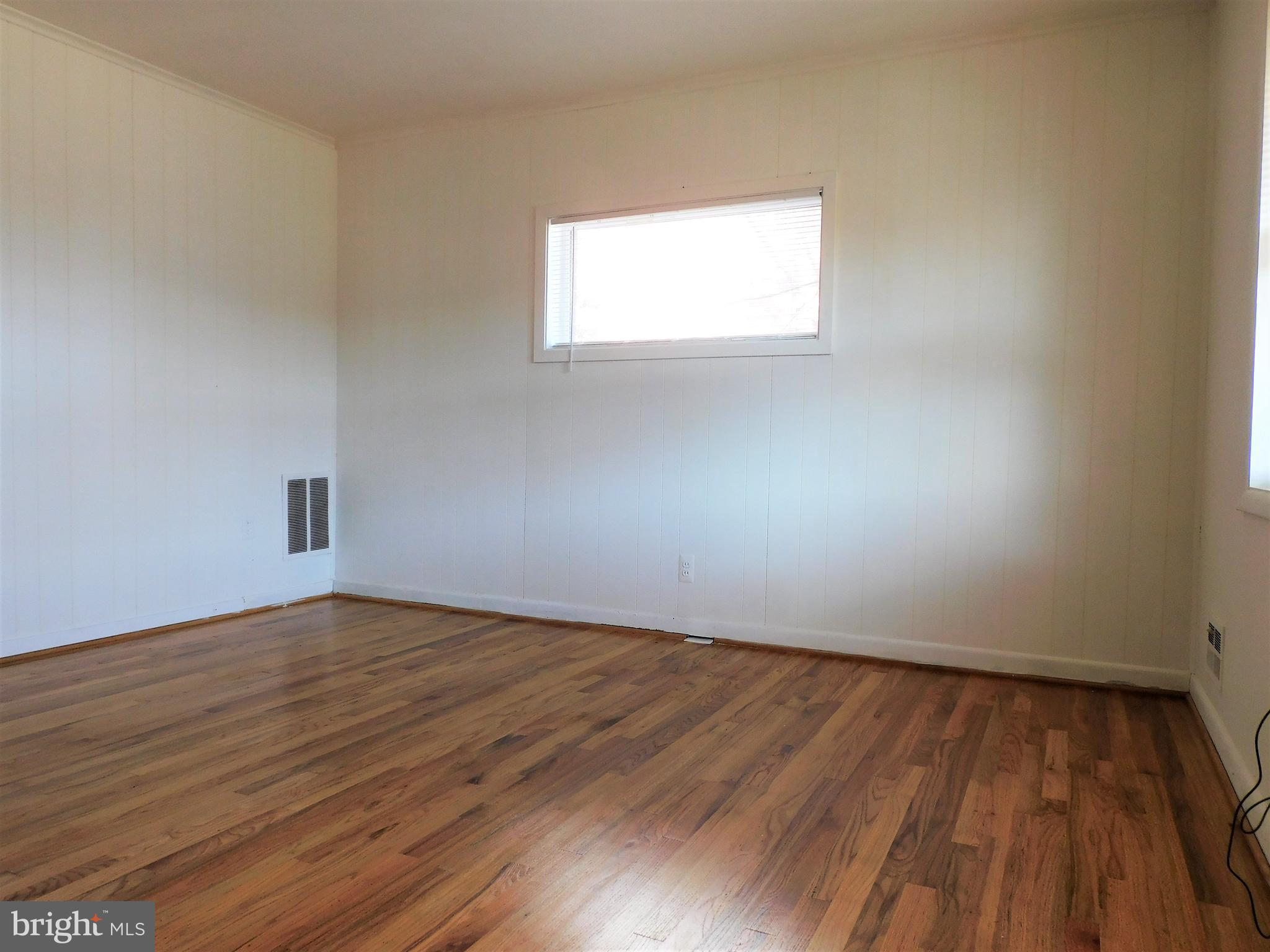 616 Queensgate Road Baltimore, MD 21229 - Photo 9 of 31 Living room