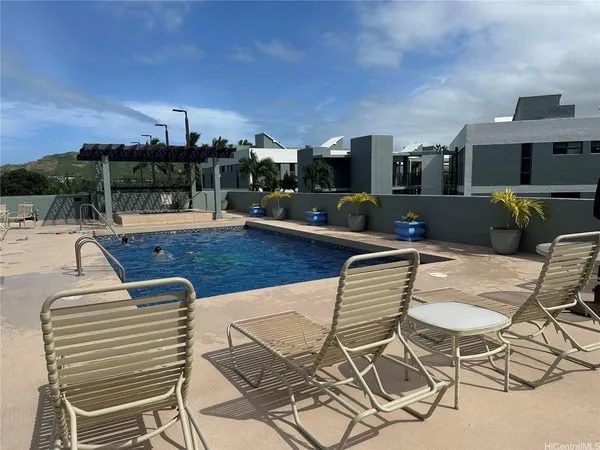 a tennis court that has tennis net