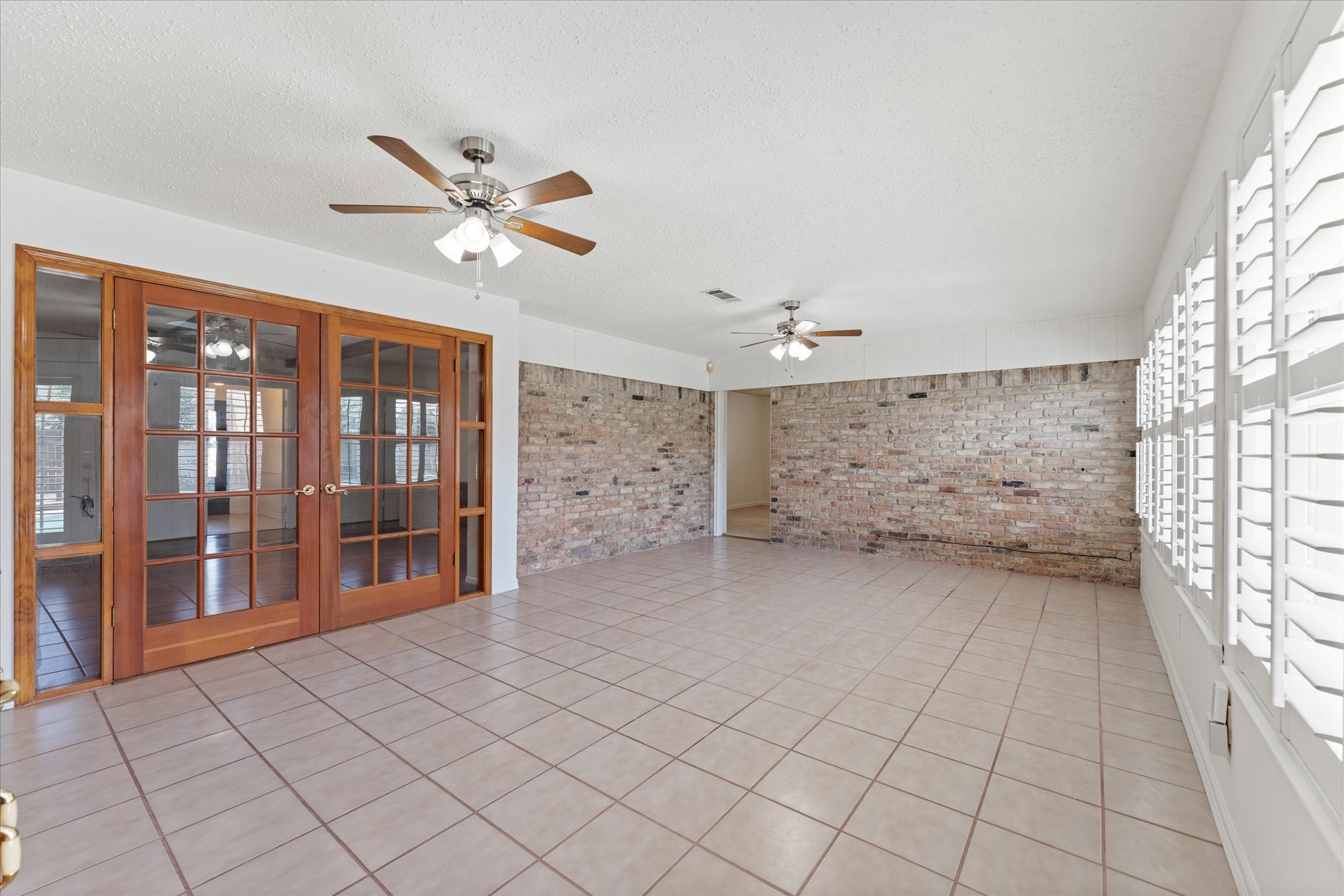983 West Donovan Street Houston, TX 77091 - Photo 15 of 46 Sun Room view 2