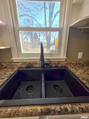 $145,000 | 110 Hickory Street, Flora, IL 62839