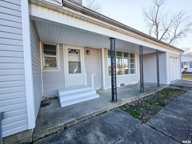 $145,000 | 110 Hickory Street, Flora, IL 62839