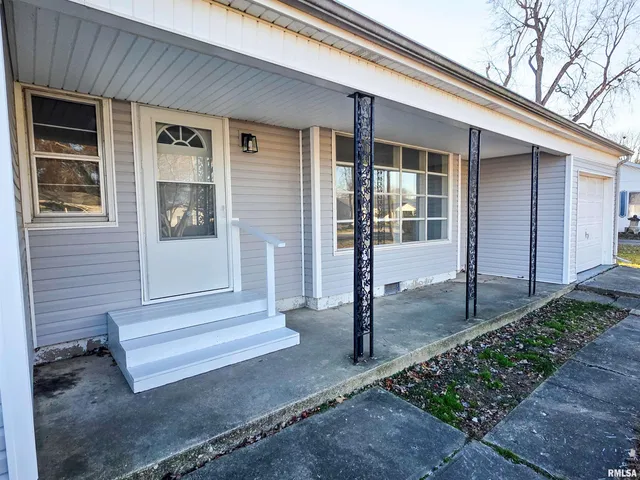 $145,000 | 110 Hickory Street, Flora, IL 62839