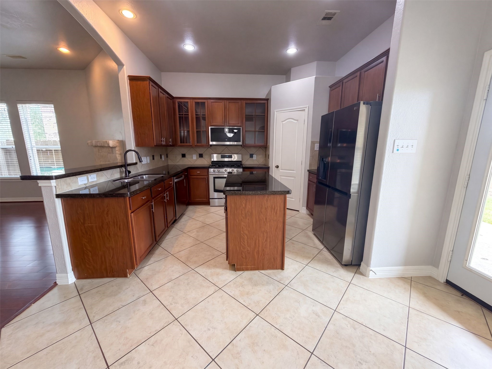 9411 Silver Ridge Drive Rosharon, TX 77583 - Photo 2 of 27 Gallery Image 2