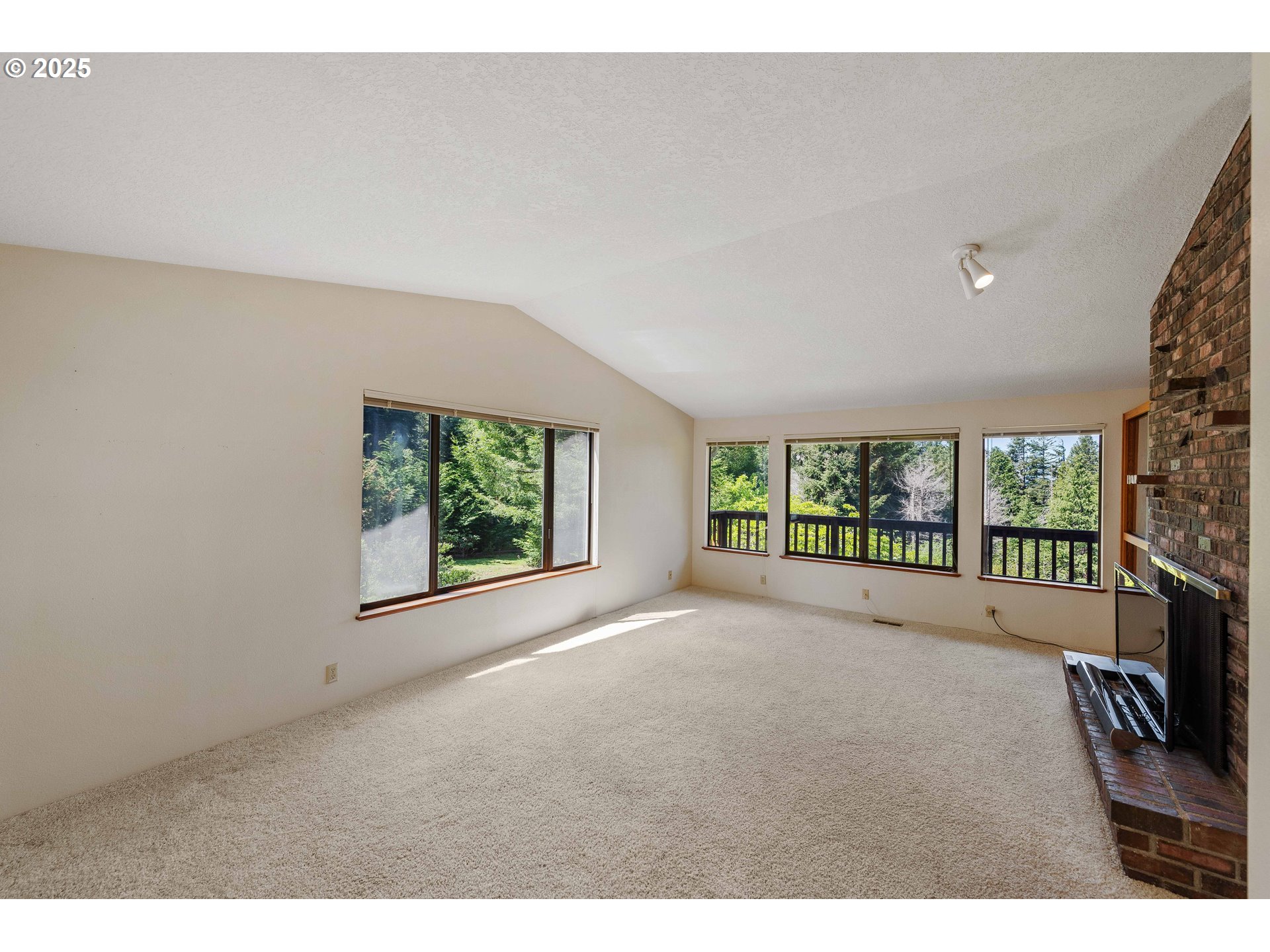 69936 Stage Road North Bend, OR 97459 - Photo 8 of 48 Gallery Image 8