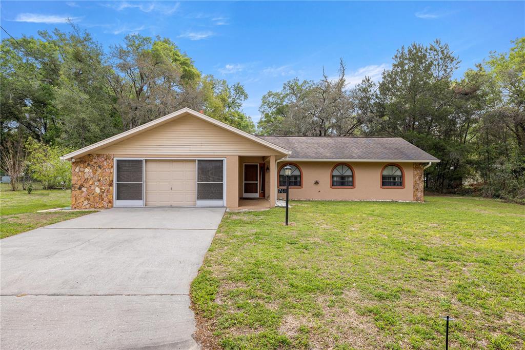 a view of a house with a yard