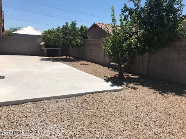 a view of a backyard