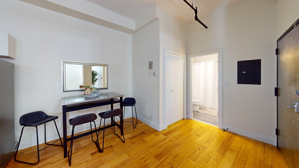 19 Stanhope Street, Unit 1D Boston, MA 02116 - Photo 26 of 30 a workspace with furniture and window