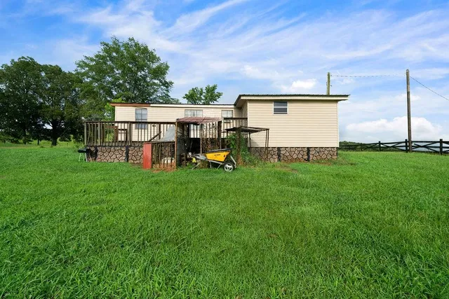 a view of a house with backyard