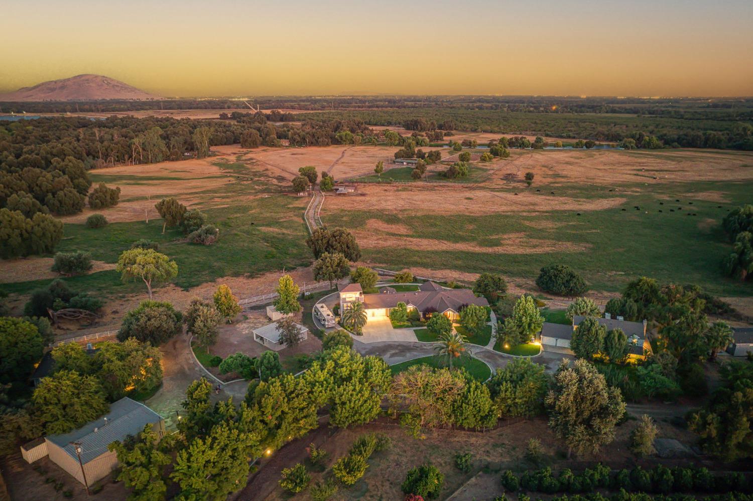 1098 South Rainbow Route Sanger, CA 93657 - Photo 4 of 70