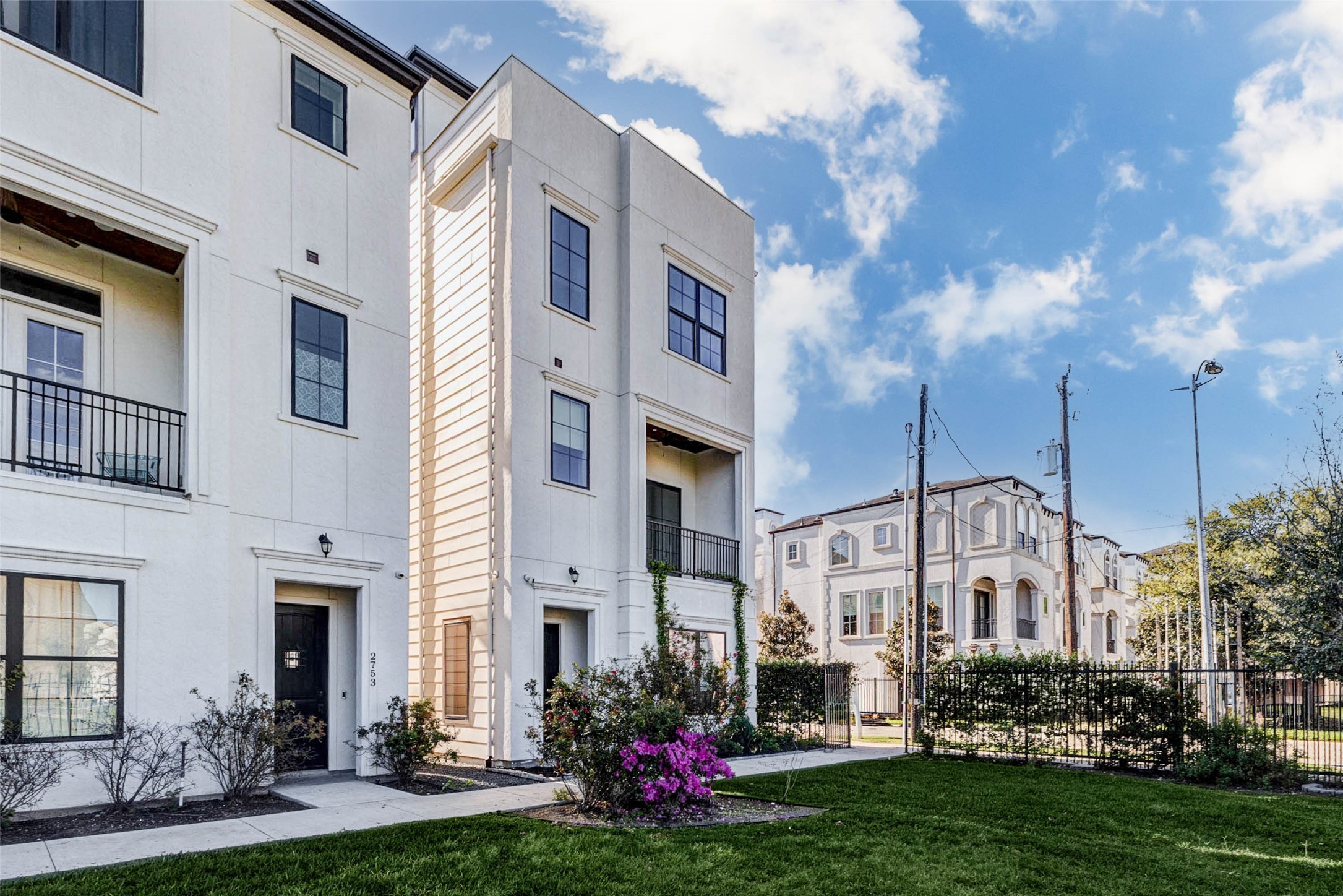 2751 Freund Street Houston, TX 77003 - Photo 2 of 34 a front view of house with yard and green space