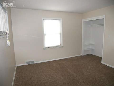 4472 Lapeer Road Burton, MI 48509 - Photo 10 of 16 20428004-9.JPG