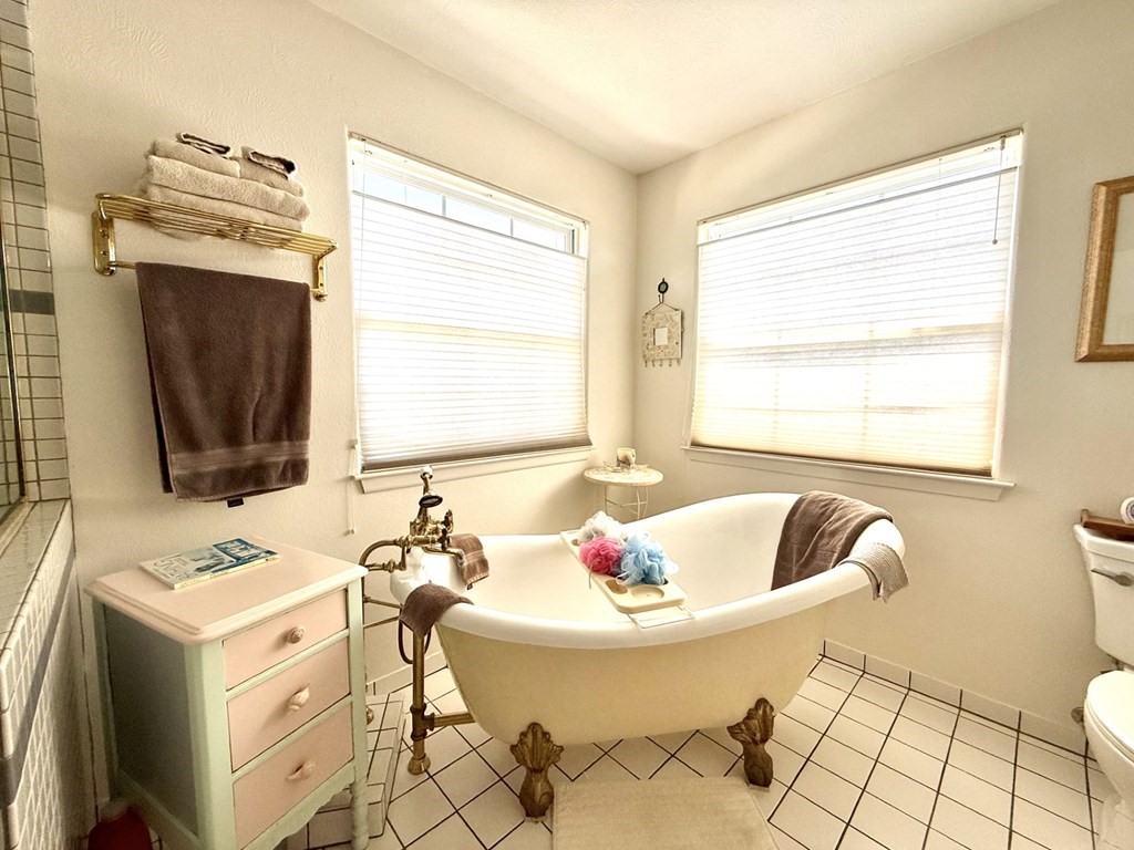 30 Flamingo Road Rockport, TX 78382 - Photo 21 of 39 a bathroom with a tub sink and mirror