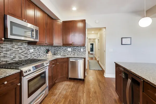 $575,000 | 4441 North Beacon Street, Unit 2A, Chicago, IL 60640