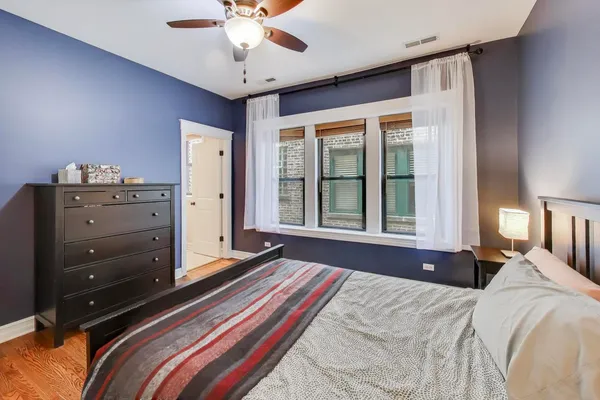 $575,000 | 4441 North Beacon Street, Unit 2A, Chicago, IL 60640