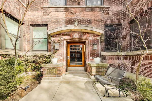 $575,000 | 4441 North Beacon Street, Unit 2A, Chicago, IL 60640