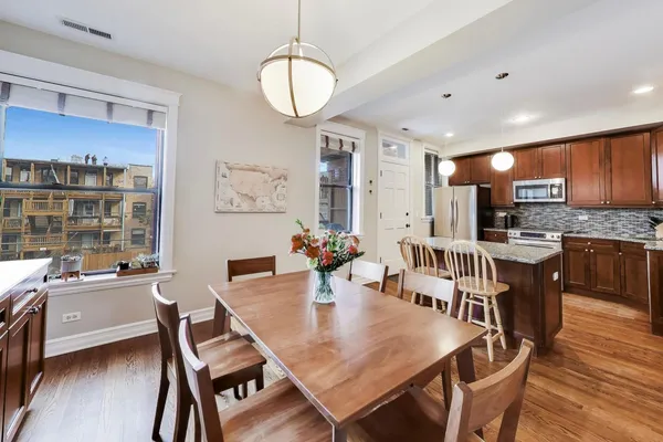 $575,000 | 4441 North Beacon Street, Unit 2A, Chicago, IL 60640
