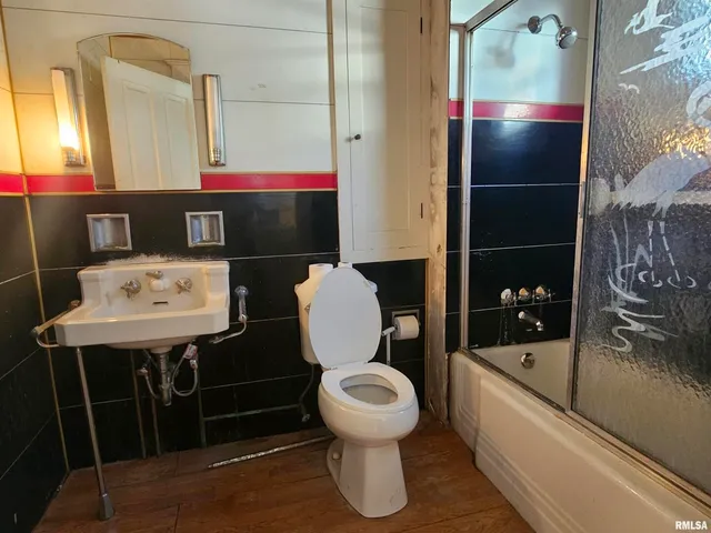 a view of a livingroom with furniture and an entryway