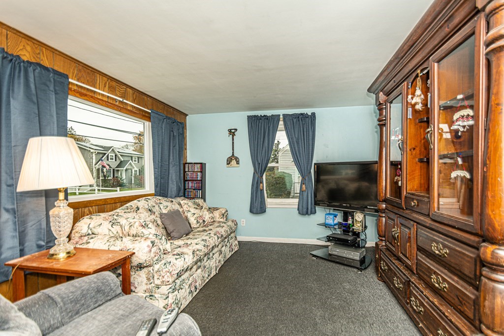 7 Colonial Road Woburn, MA 01801 - Photo 5 of 27