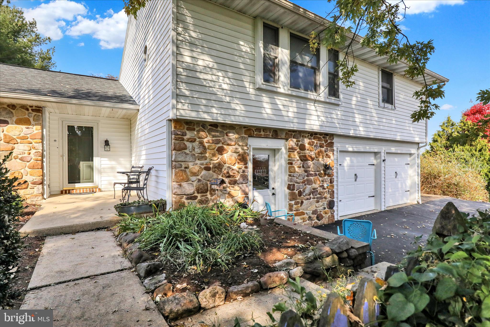 280 Snavely Mill Road Lititz, PA 17543 - Photo 5 of 45 front view of a house with a yard