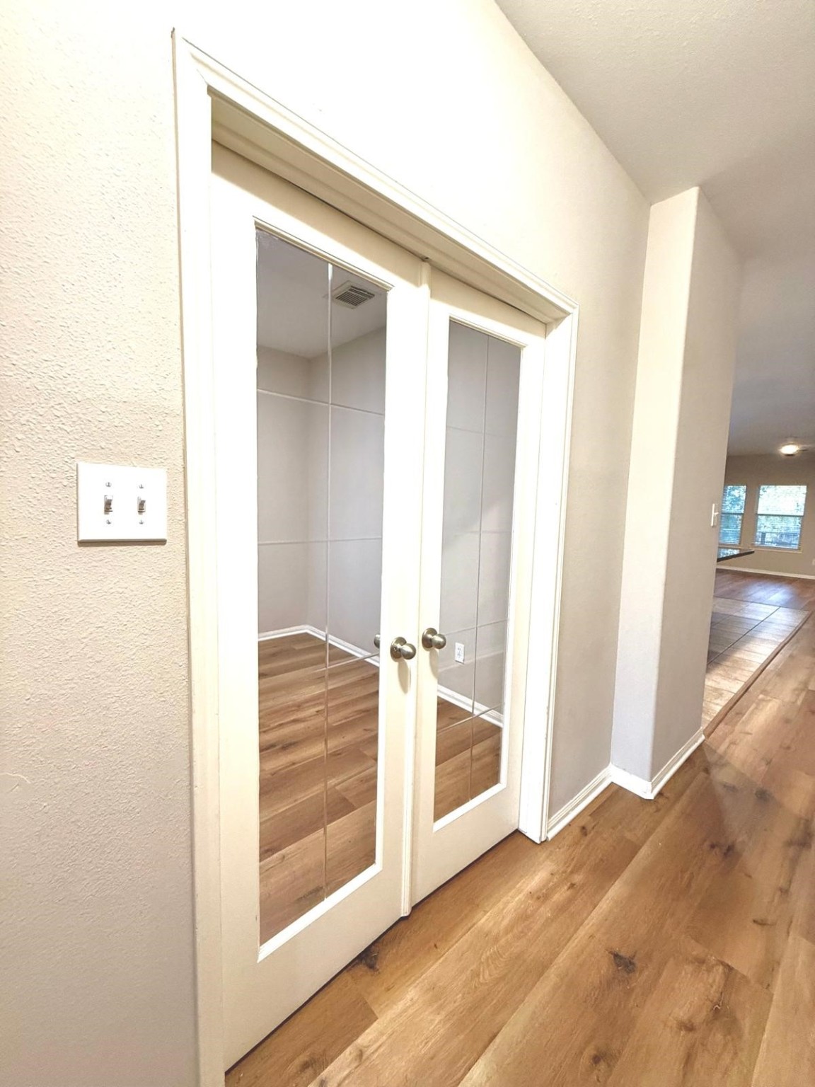 107 West Spindle Tree Circle The Woodlands, TX 77382 - Photo 3 of 17