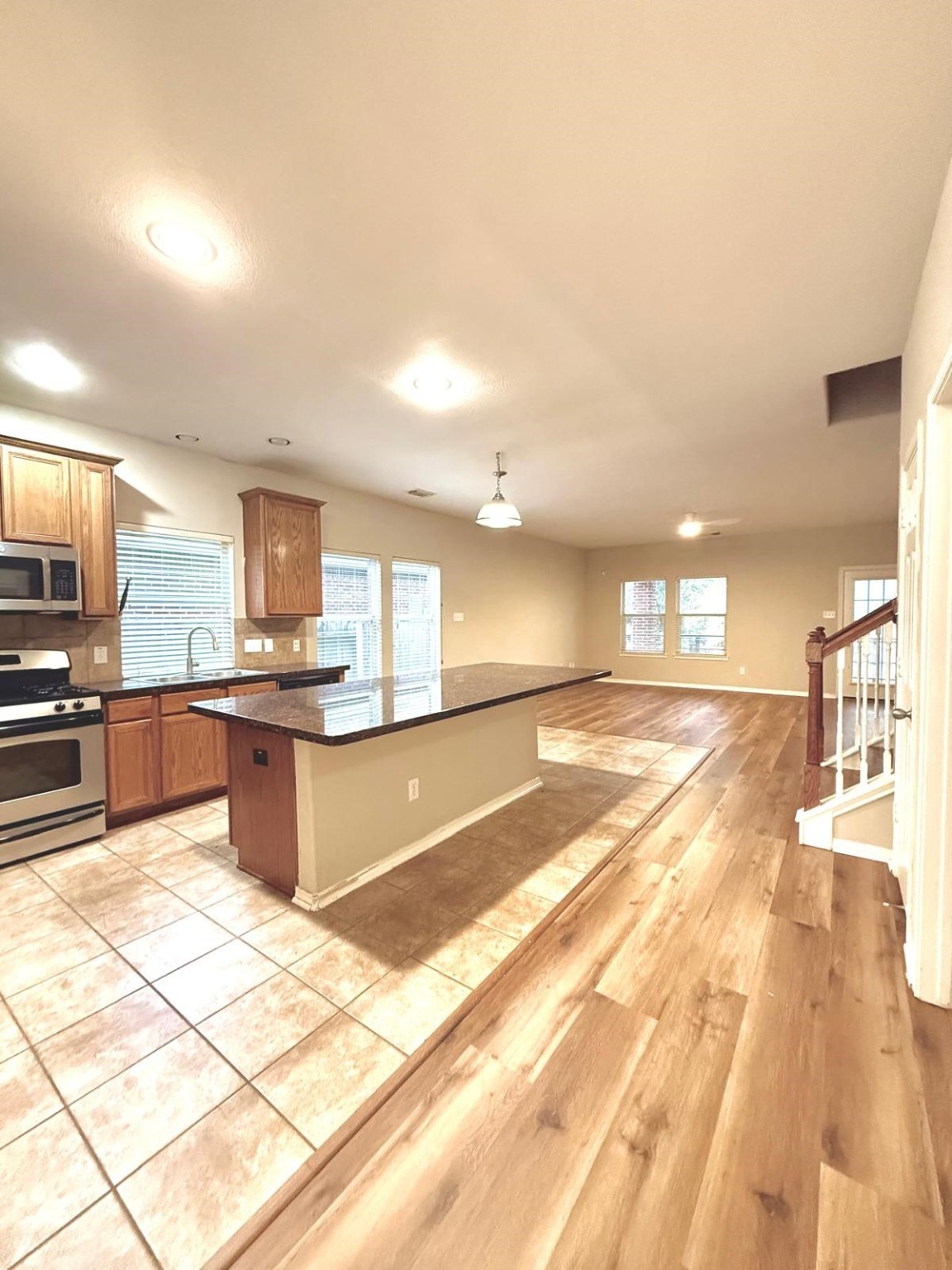 107 West Spindle Tree Circle The Woodlands, TX 77382 - Photo 4 of 17